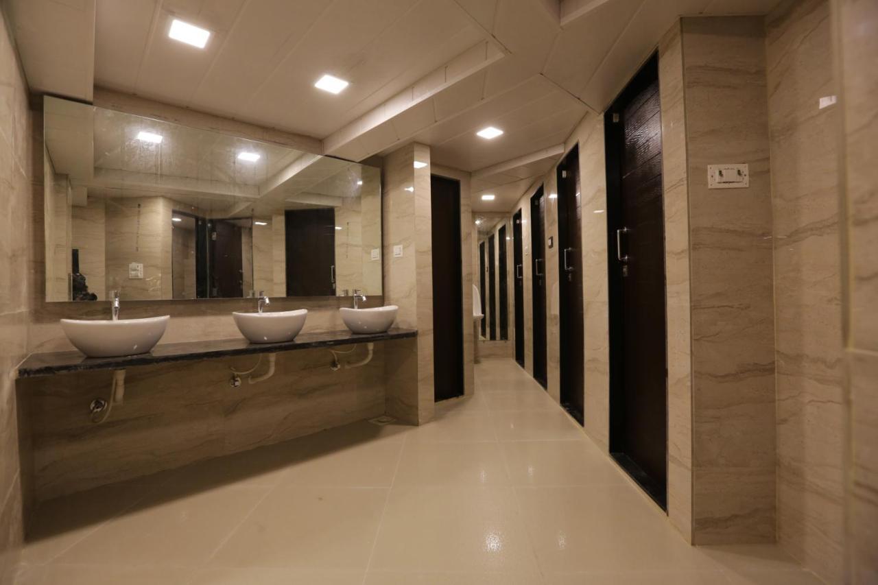 Qubestay Airport Capsule Hotel & Hostel Bombay Eksteriør billede