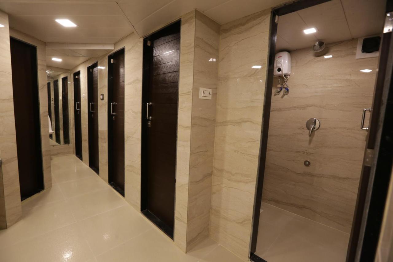 Qubestay Airport Capsule Hotel & Hostel Bombay Eksteriør billede