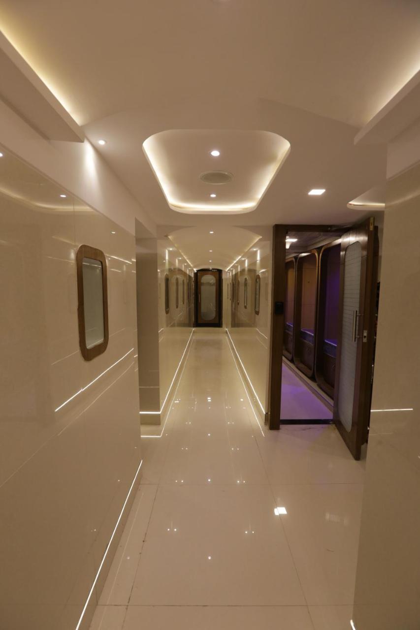 Qubestay Airport Capsule Hotel & Hostel Bombay Eksteriør billede