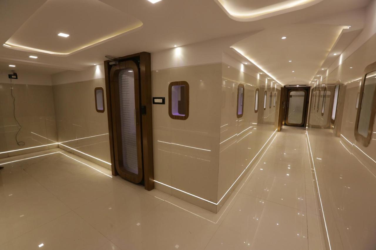 Qubestay Airport Capsule Hotel & Hostel Bombay Eksteriør billede