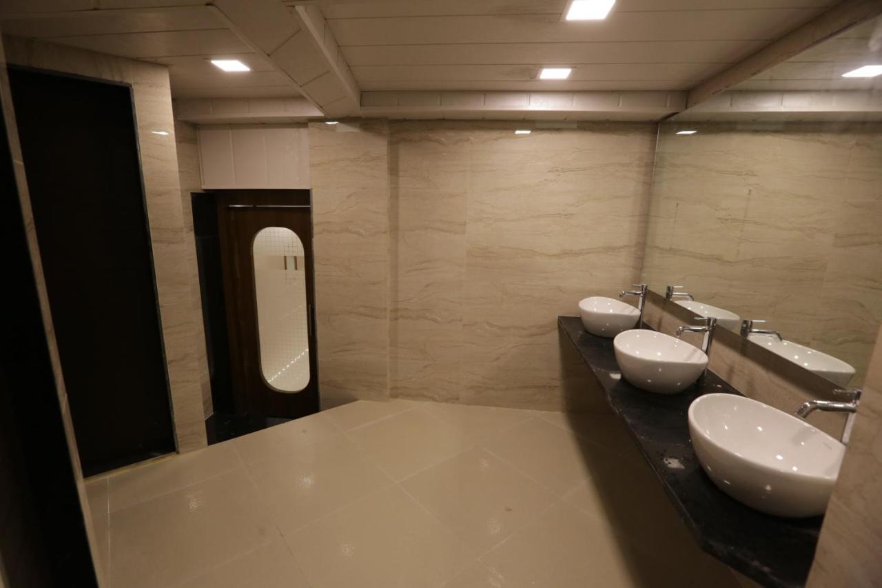Qubestay Airport Capsule Hotel & Hostel Bombay Eksteriør billede