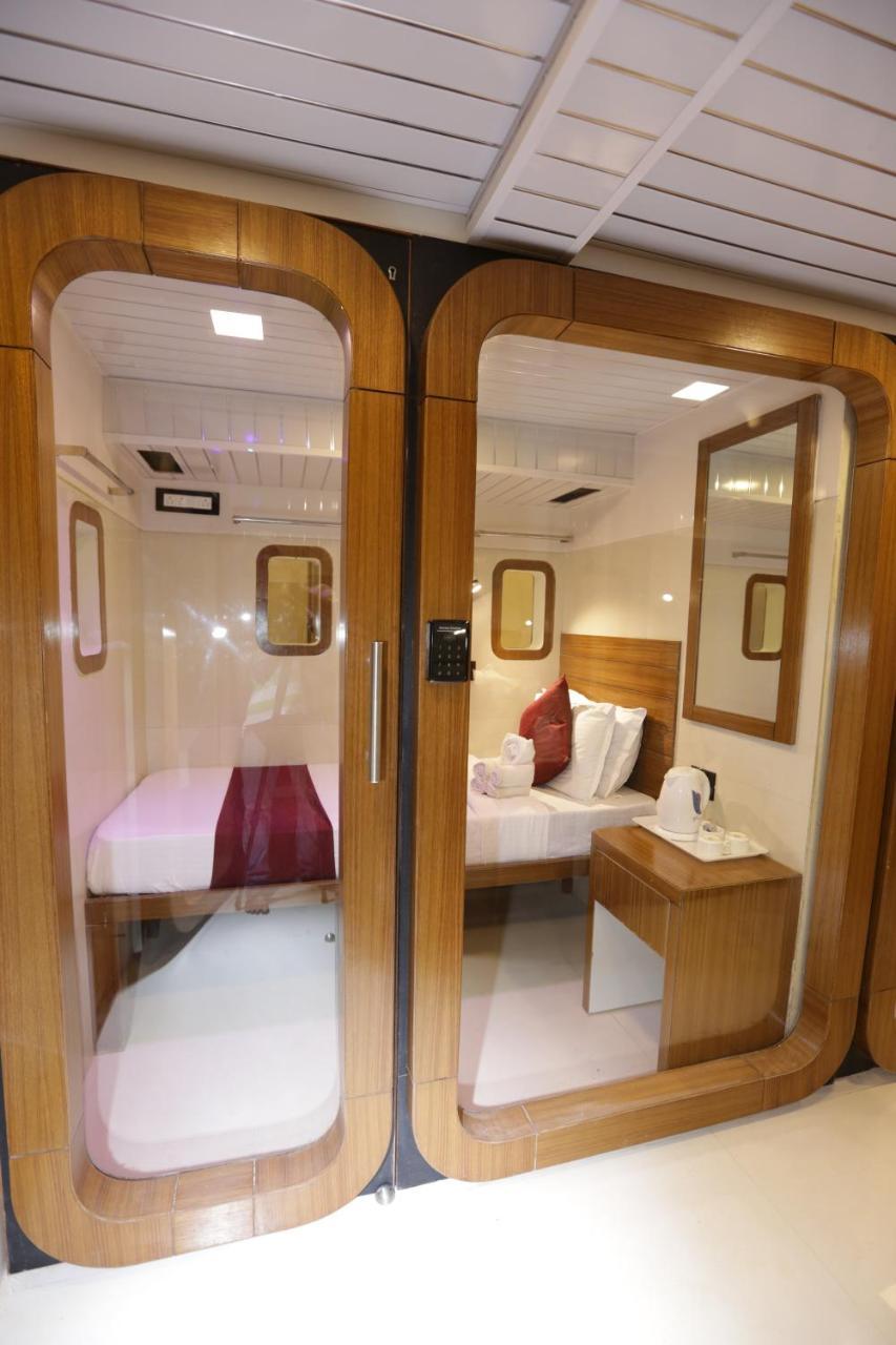 Qubestay Airport Capsule Hotel & Hostel Bombay Eksteriør billede