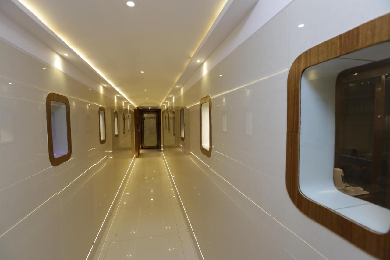 Qubestay Airport Capsule Hotel & Hostel Bombay Eksteriør billede