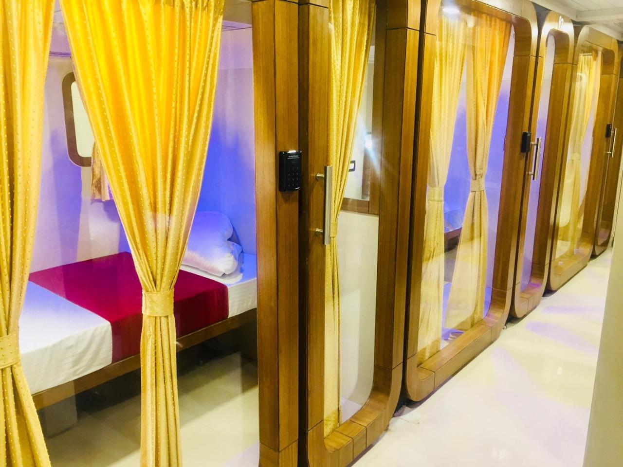 Qubestay Airport Capsule Hotel & Hostel Bombay Eksteriør billede