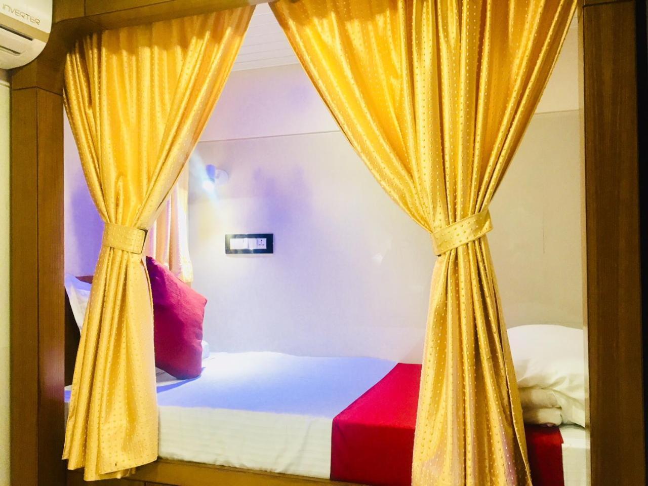 Qubestay Airport Capsule Hotel & Hostel Bombay Eksteriør billede