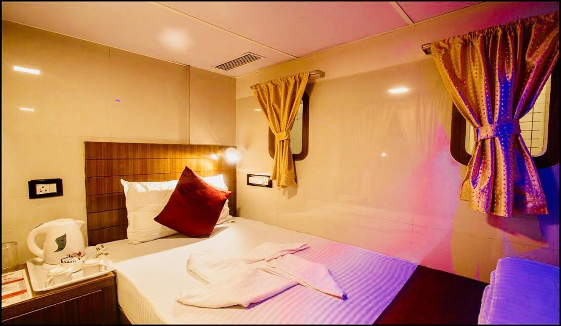 Qubestay Airport Capsule Hotel & Hostel Bombay Eksteriør billede