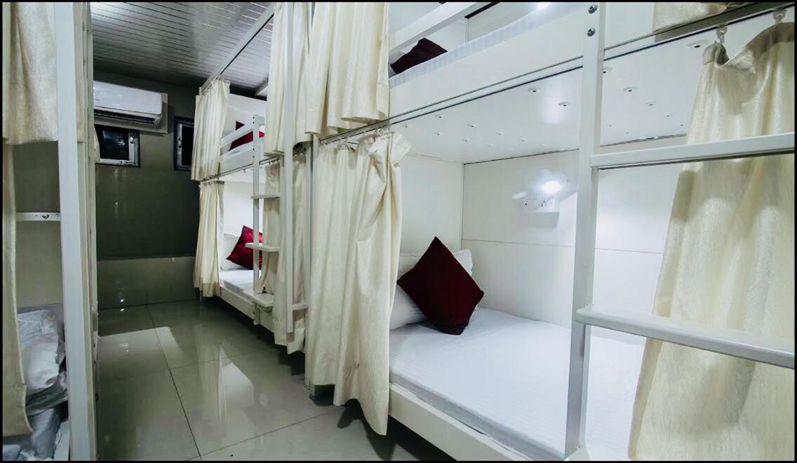 Qubestay Airport Capsule Hotel & Hostel Bombay Eksteriør billede