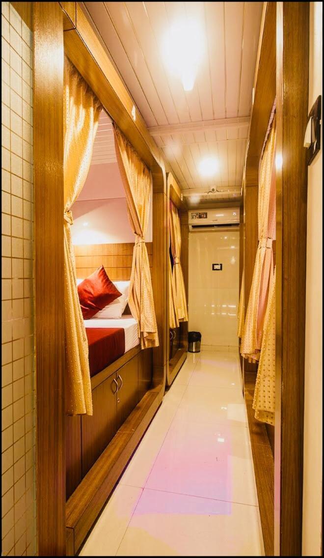 Qubestay Airport Capsule Hotel & Hostel Bombay Eksteriør billede