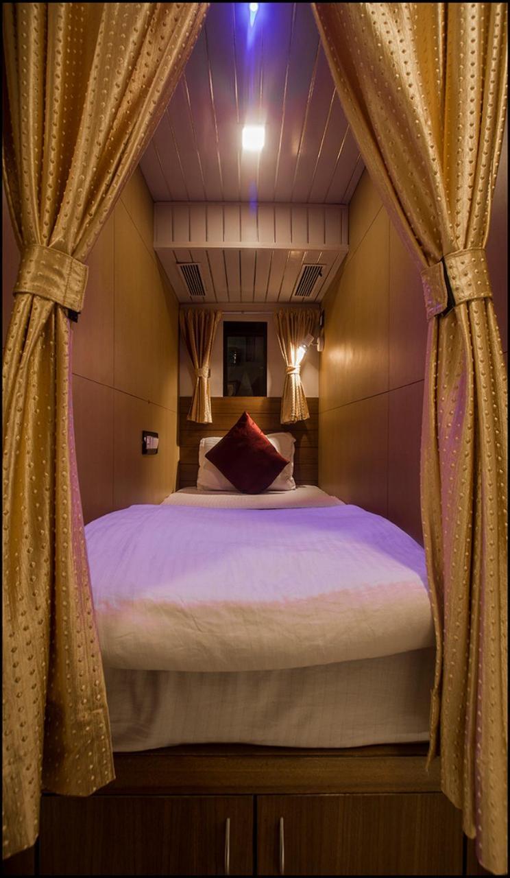 Qubestay Airport Capsule Hotel & Hostel Bombay Eksteriør billede