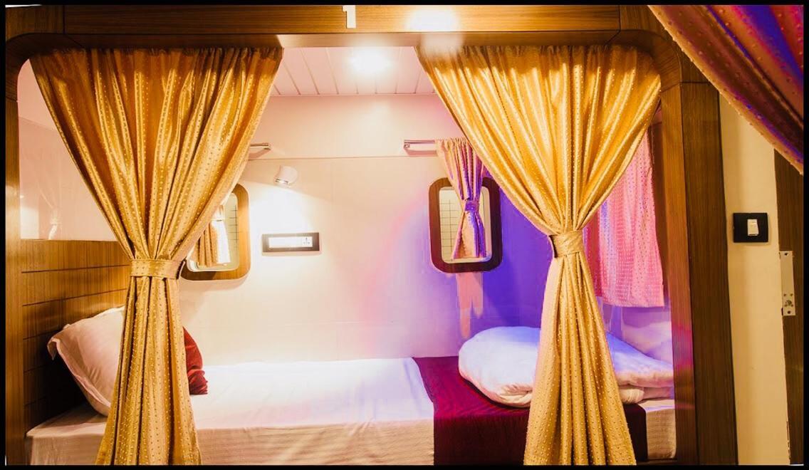 Qubestay Airport Capsule Hotel & Hostel Bombay Eksteriør billede
