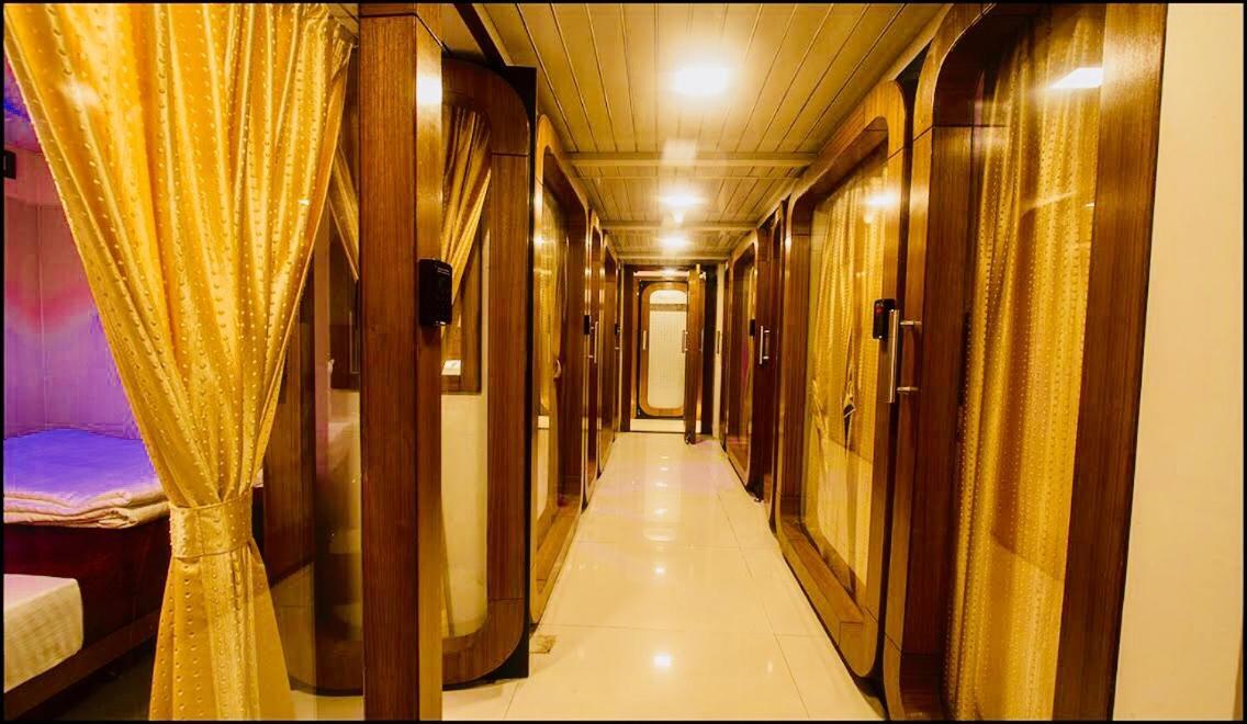 Qubestay Airport Capsule Hotel & Hostel Bombay Eksteriør billede