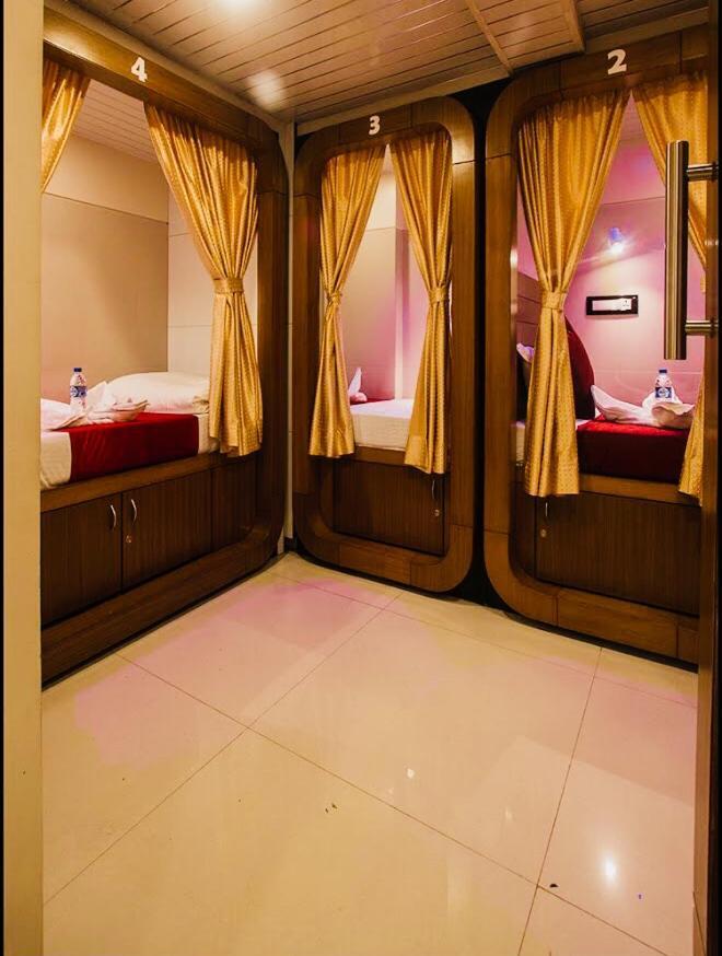 Qubestay Airport Capsule Hotel & Hostel Bombay Eksteriør billede
