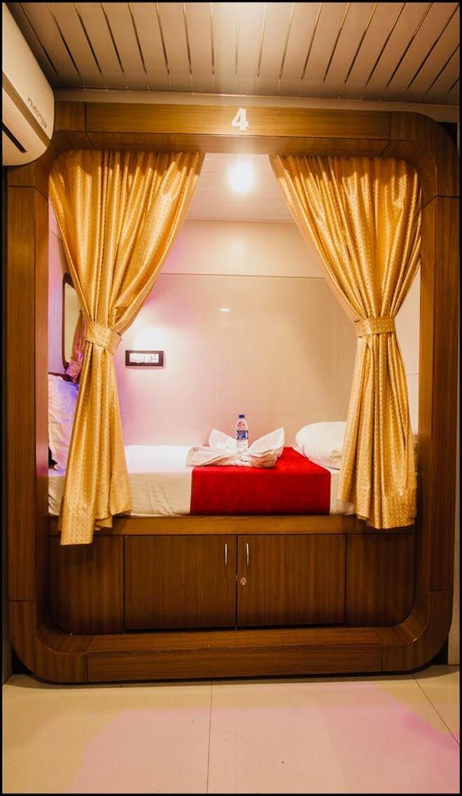 Qubestay Airport Capsule Hotel & Hostel Bombay Eksteriør billede